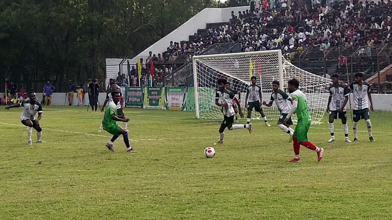 চাঁপাইনবাবগঞ্জে জেলা প্রশাসক গোল্ডকাপ ফুটবল টুর্নামেন্ট শুরু