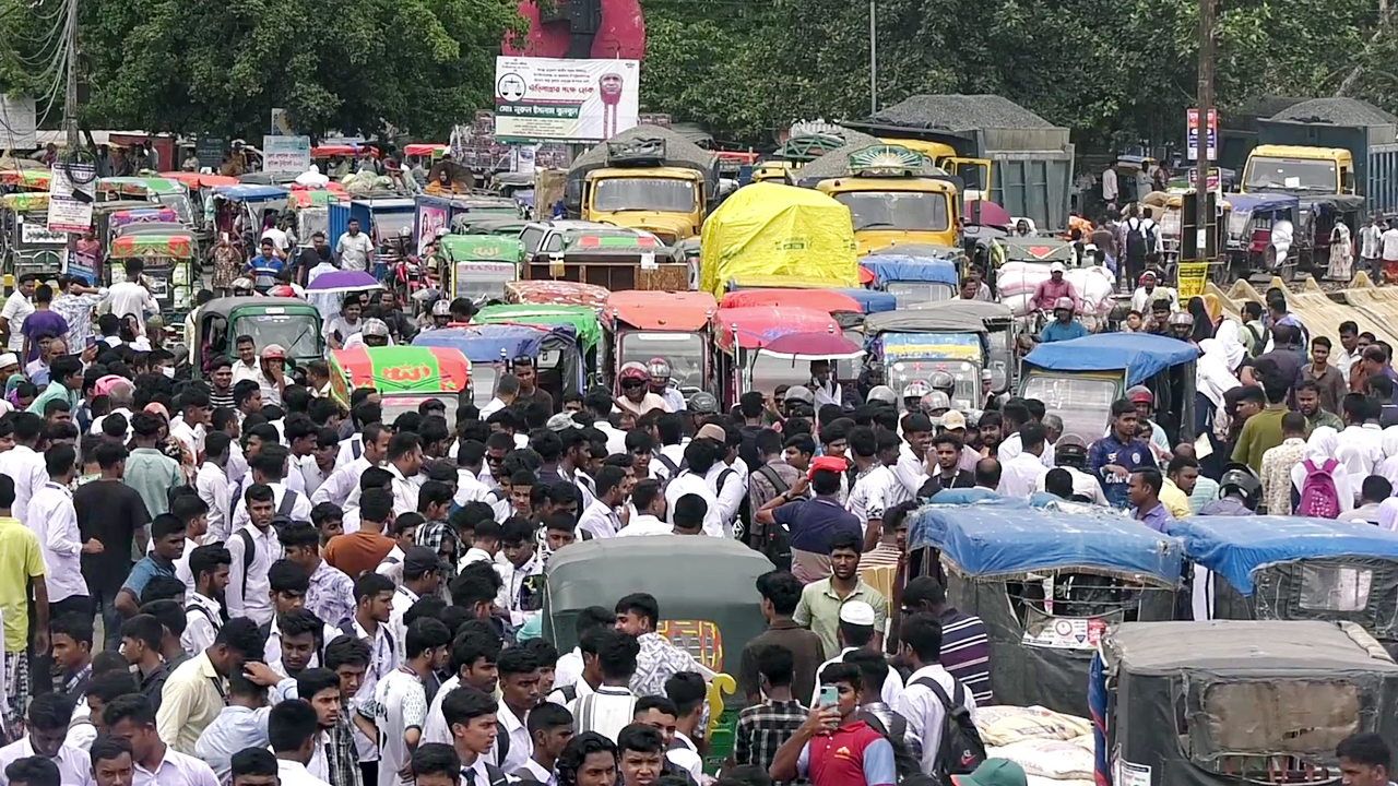সোনামসজিদ  স্থলবন্দর সড়ক অবরোধ কারিগরি শিক্ষার্থীদের