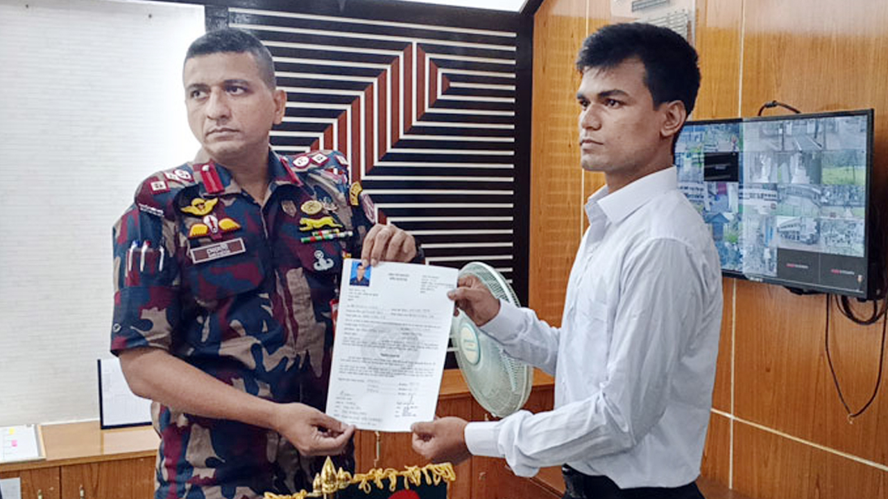 সীমান্তে নিহত ফেলানীর ছোট ভাই চাকরি পেলেন বিজিবিতে