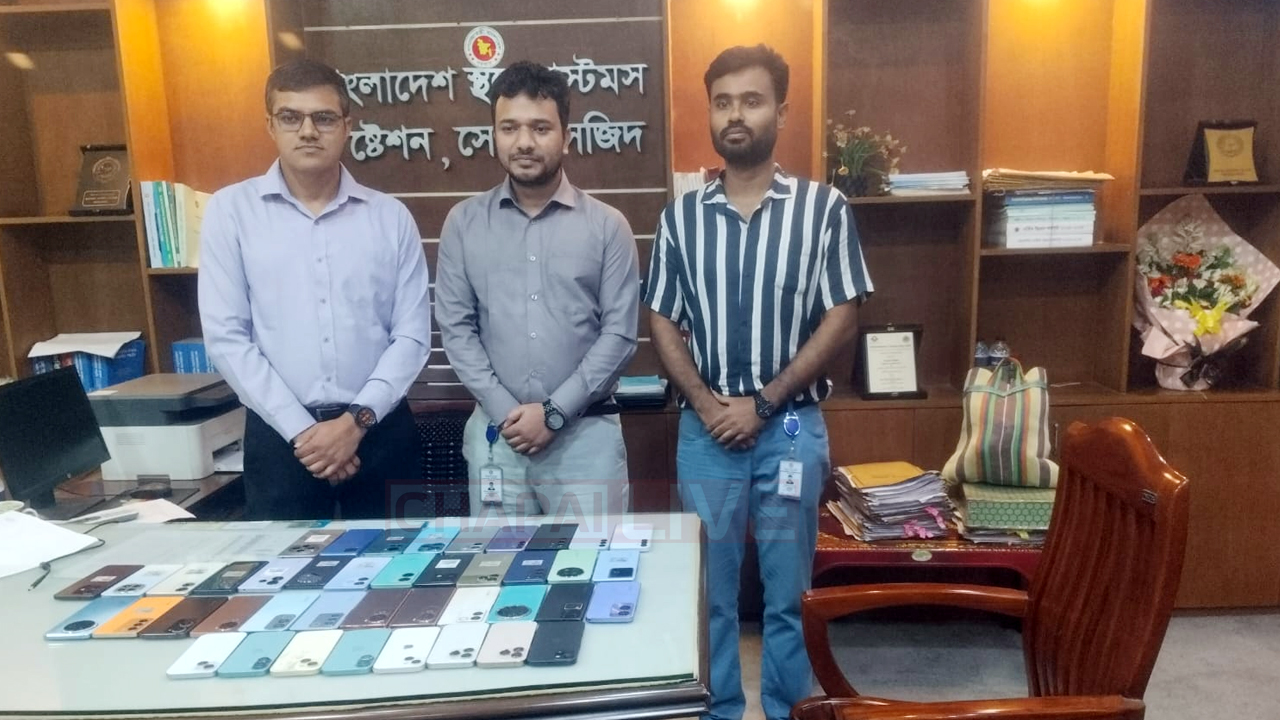 ভারতীয় ট্রাক চালকদের মাধ্যমে দামি মোবাইল চোরাচালান