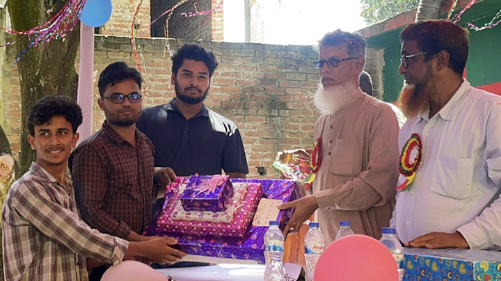 ৩০ বছর শিক্ষকতা, আবেগঘন পরিবেশে সহকারী প্রধান শিক্ষককে বিদায়