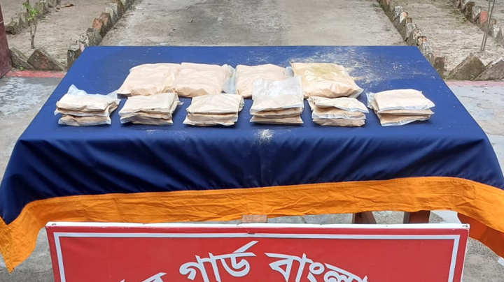 চাঁপাইনবাবগঞ্জে পৌনে ৪ কেজি হেরোইন-সদৃশ বস্তু জব্দ, পালাল দুজন