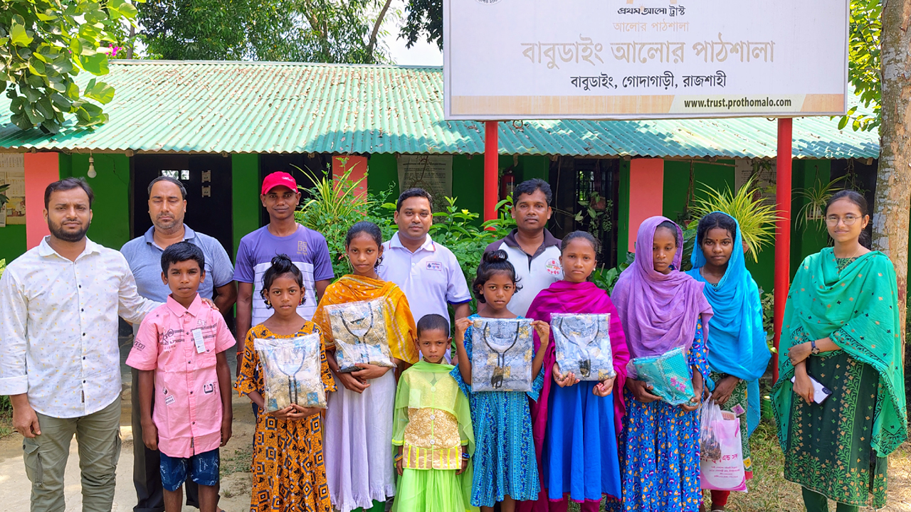 পূজাতে নতুন পোশাক পেল ১০ শিক্ষার্থী