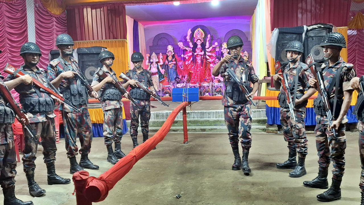 চাঁপাইনবাবগঞ্জে দুর্গাপূজার নিরাপত্তায় ১৬ প্লাটুন বিজিবি