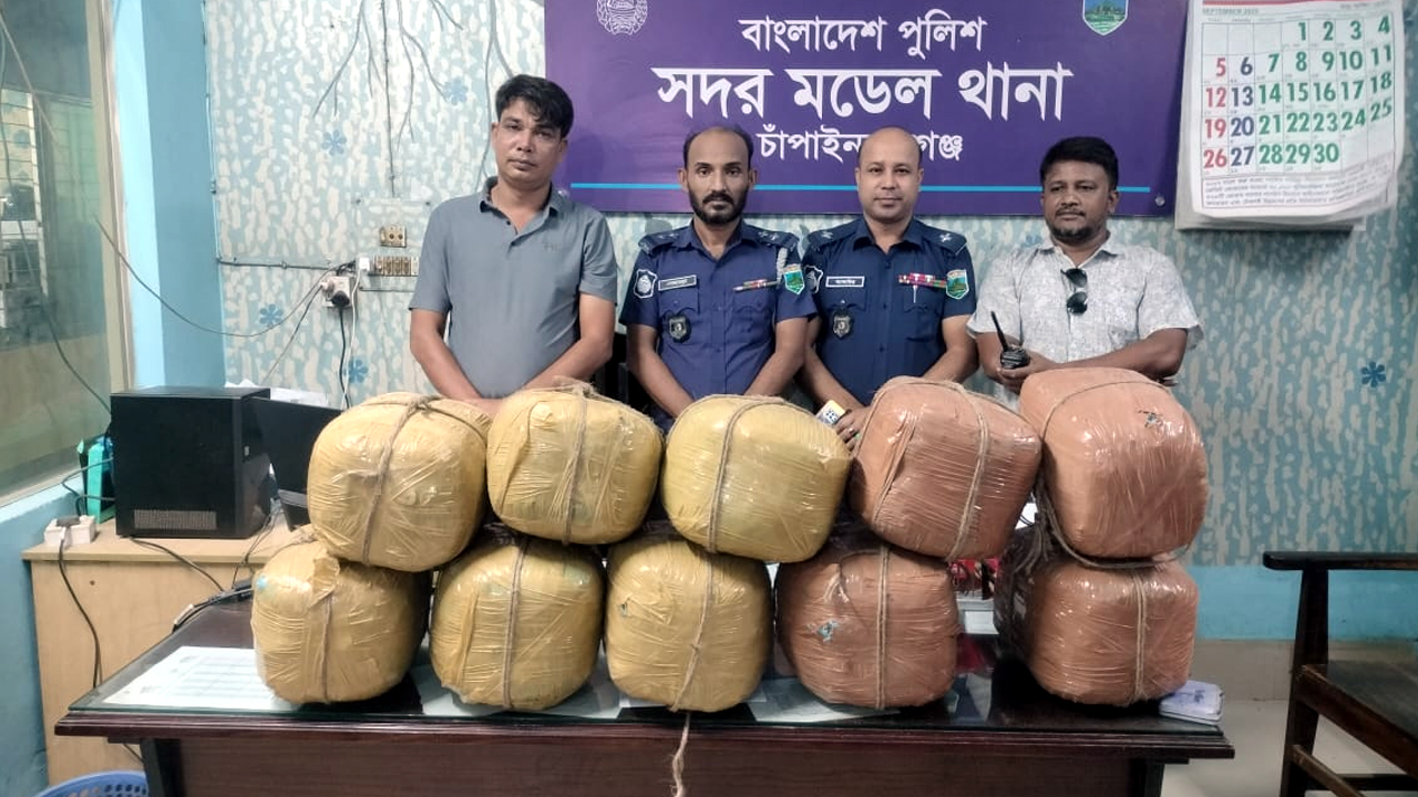চাঁপাইনবাবগঞ্জে ট্রাকে ৪০ কেজি গাঁজা, পুলিশ দেখে লাফিয়ে পালাল চালক