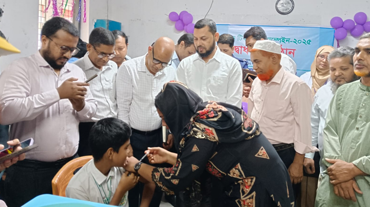 চাঁপাইনবাবগঞ্জে প্রথম দিনে ২৫ হাজার শিক্ষার্থী পেল টাইফয়েড টিকা