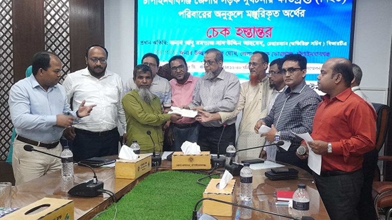চাঁপাইনবাবগঞ্জে সড়ক দুর্ঘটনায় নিহত ১৬ পরিবার পেল ৮০ লাখ টাকা
