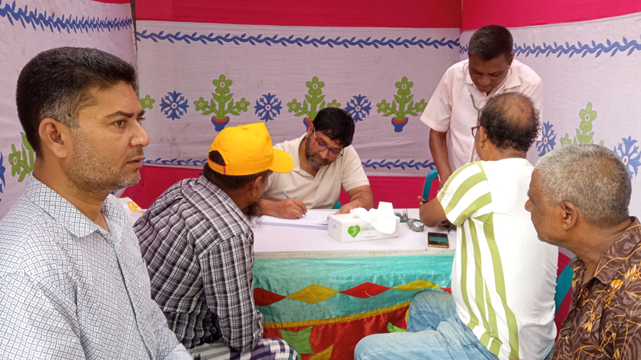 শিবগঞ্জে যুবদলের প্রতিষ্ঠাবার্ষিকীতে ৫০০ জনকে বিনামূল্যে চিকিৎসা