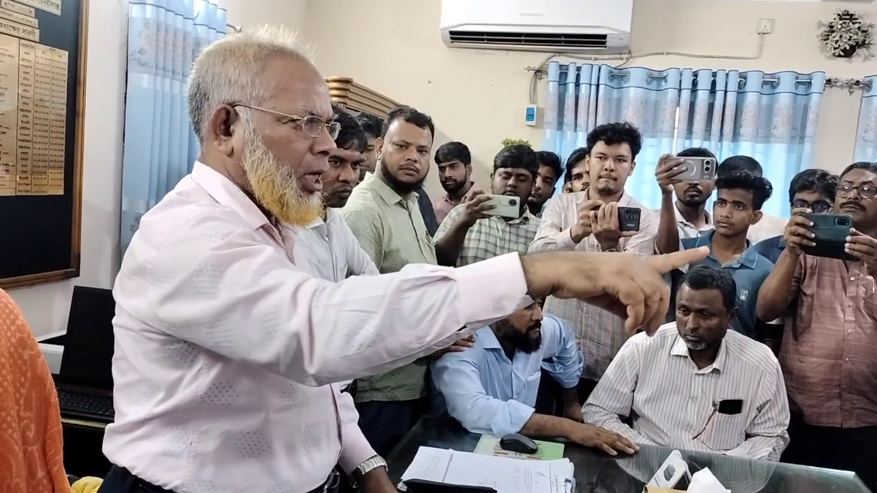 নবাবগঞ্জ সরকারি কলেজের অধ্যক্ষকে অবরুদ্ধ করে পদত্যাগ দাবি