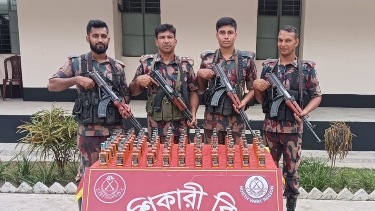 ভোলাহাট সীমান্তে ব্ল্যাক হান্ট ব্র্যান্ডের ভারতীয় মদ জব্দ