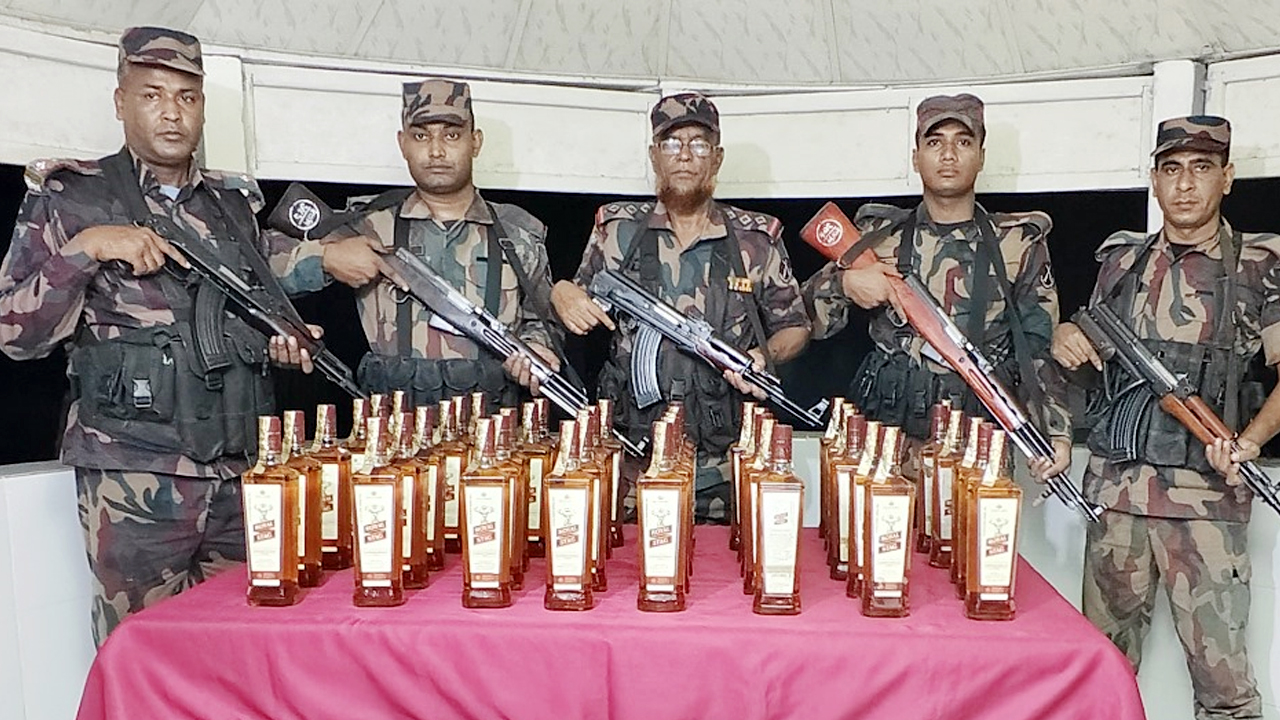 চাঁপাইনবাবগঞ্জ সীমান্তে কড়া পাহারায় বিজিবি, সকালে মোবাইল ফোন রাতে মদ জব্দ
