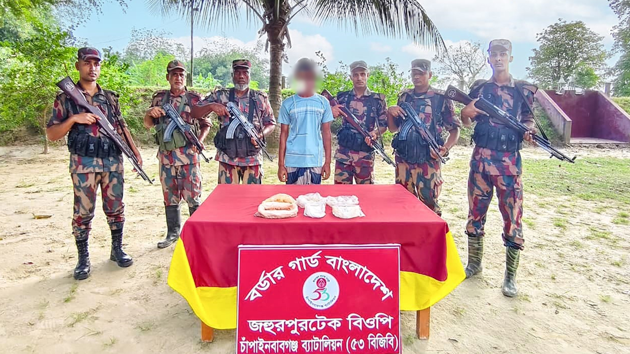 চাঁপাইনবাবগঞ্জ সীমান্তে ২ কেজি ৩০০ গ্রাম বিস্ফোরকসহ আটক ১