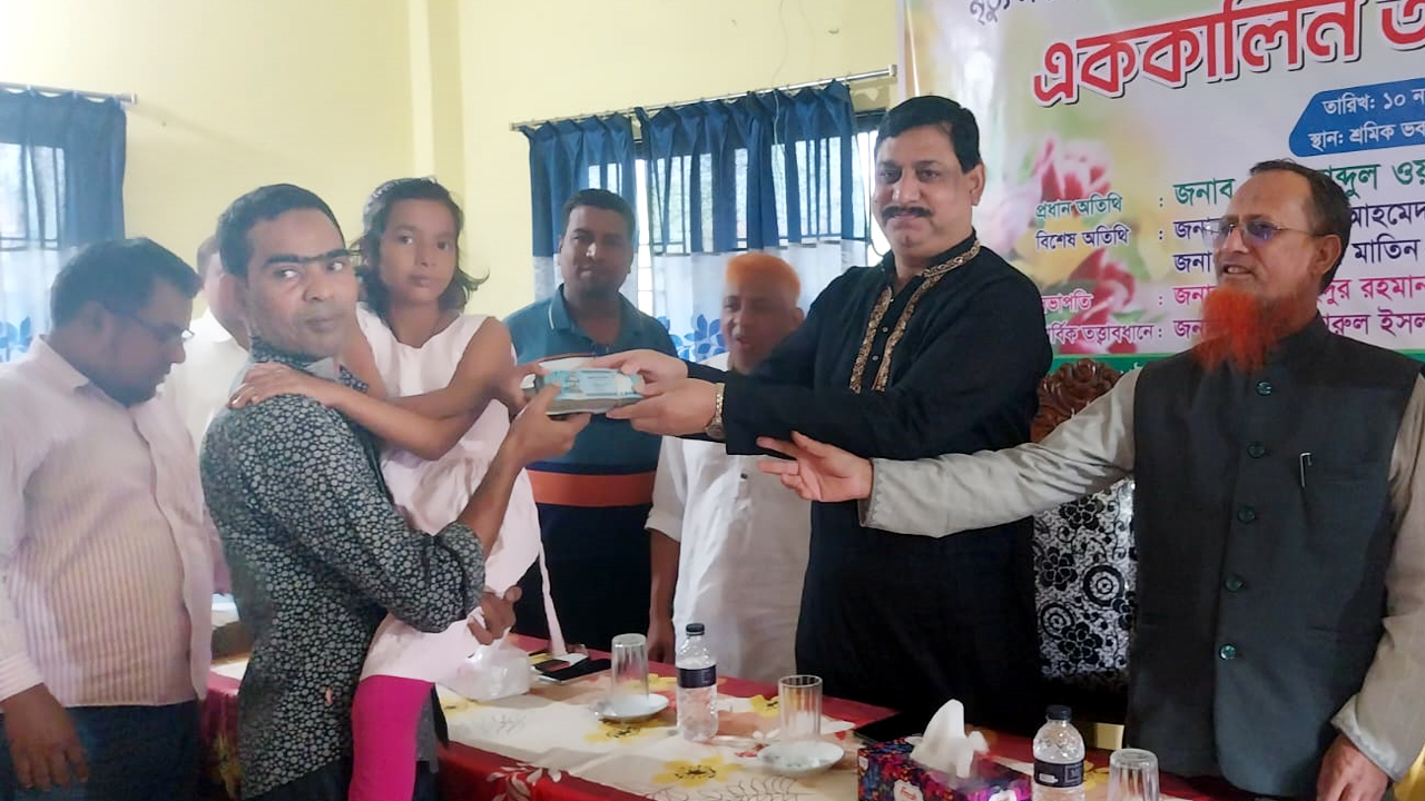 চাঁপাইনবাবগঞ্জে শ্রমিক ইউনিয়নের মৃত সদস্যের পরিবারকে আর্থিক সহায়তা
