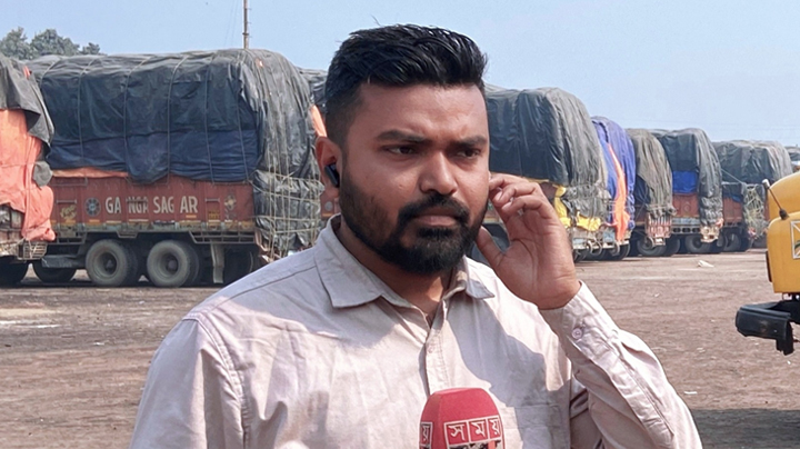 গোমস্তাপুরে সময় টেলিভিশনের সাংবাদিককে লাঞ্ছিত