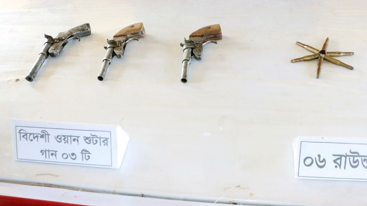 চাঁপাইনবাবগঞ্জ সীমান্তে তিনটি অস্ত্র ও ছয় রাউন্ড গুলি উদ্ধার