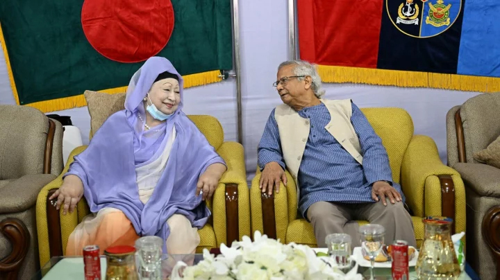 খালেদা জিয়ার জন্য দেশবাসীর দোয়া চেয়েছেন প্রধান উপদেষ্টা