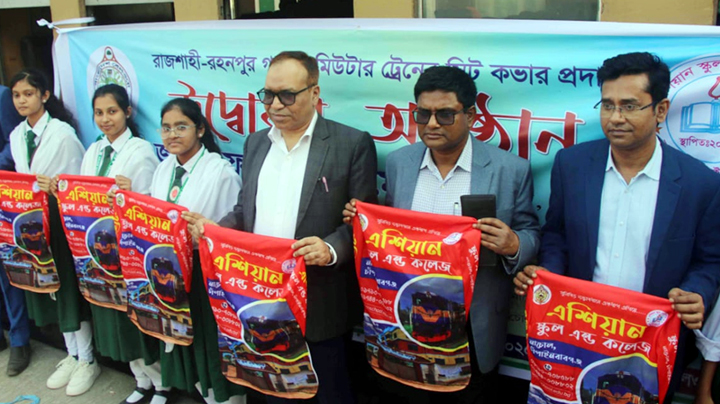 রহনপুর-ঈশ্বরদী রুটের ট্রেনে নতুন সিট কভার দিল এশিয়ান স্কুল