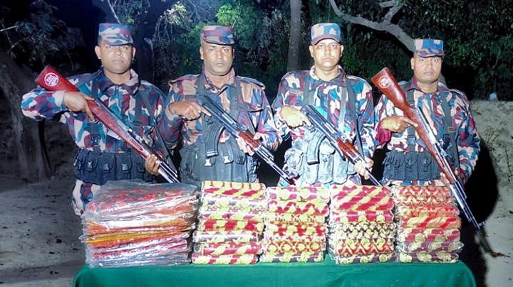 চাঁপাইনবাবগঞ্জ সীমান্ত/ ভারতীয় শাড়ি-চাদর-মদ-গরু সবই আসছে চোরাই পথে 
