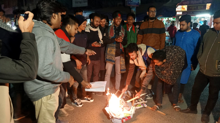 হাদির উপর হামলার প্রতিবাদে চাঁপাইনবাবগঞ্জে সড়কে আগুন জ্বালিয়ে বিক্ষোভ