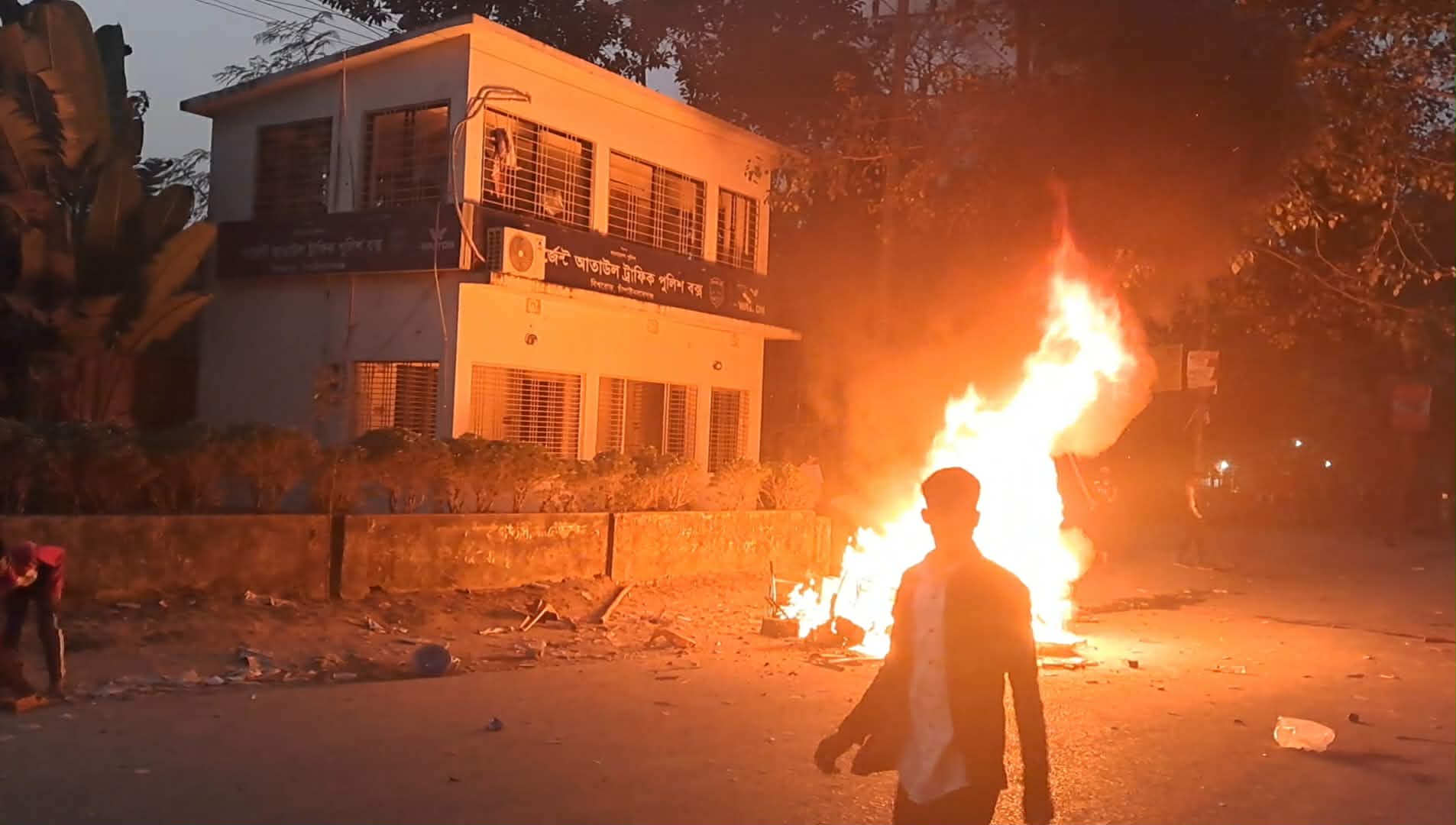 চাঁপাইনবাবগঞ্জে সড়ক দুর্ঘটনার দুই তরুণের মৃত্যু, সড়ক অবরোধ-পুলিশ বক্সে ভাঙচুর, আগুন