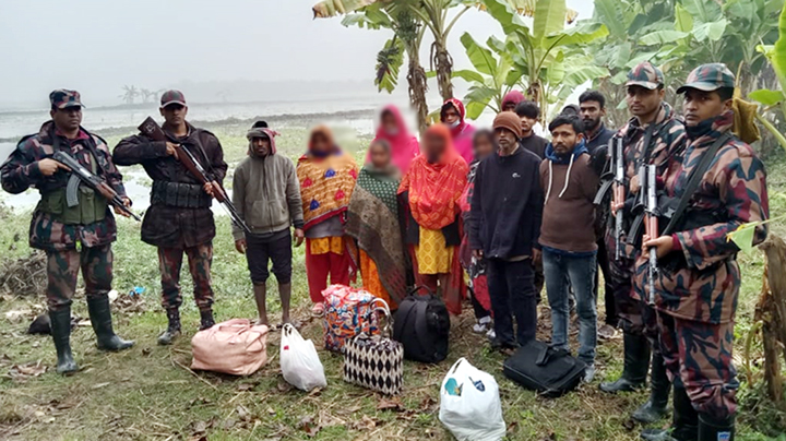 অবৈধভাবে ভারতে গিয়ে ফেরার সময় সীমান্তে নারী-শিশুসহ ২৭ জন আটক