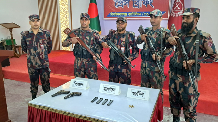 ফের অস্ত্রের চালান জব্দ, এবার মিলল দুটি পিস্তল ও ৫ রাউন্ড গুলি