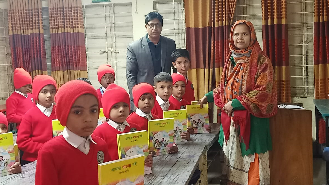 চাঁপাইনবাবগঞ্জে শতভাগ বই দিয়ে শুরু প্রাথমিকের শিক্ষাবছর