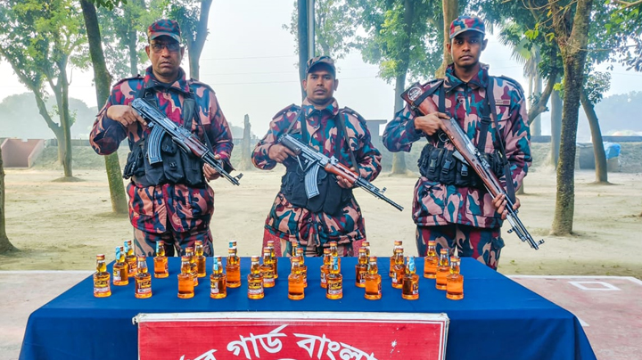 চাঁপাইনবাবগঞ্জ সীমান্তে ভারতীয় মদ ও গরু জব্দ