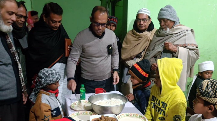 খালেদা জিয়ার জন্য দোয়ার পর এতিমদের নিজ হাতে খাবার তুলে দিলেন সাবেক এমপি আমিনুল