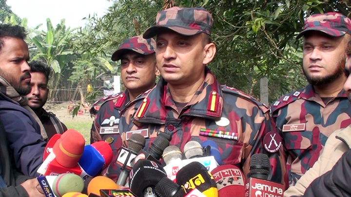 ‘সীমান্ত দিয়ে আসা অস্ত্র দেশের নিরাপত্তা হুমকিতে ফেলছে’