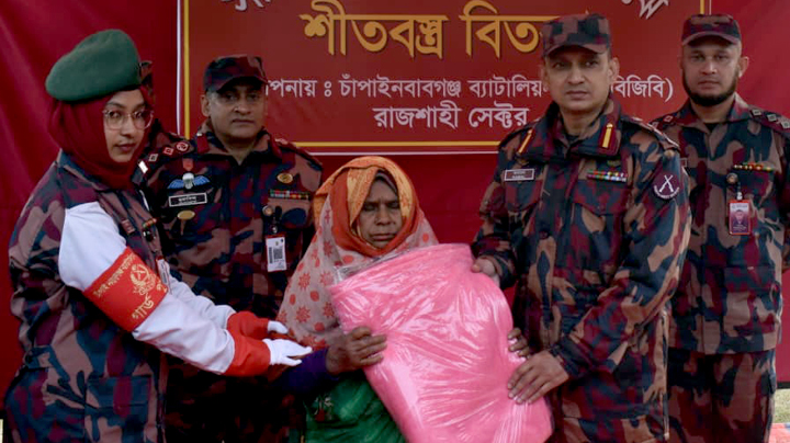 চাঁপাইনবাবগঞ্জ সীমান্তের গ্রামে তীব্র শীত, কম্বল নিয়ে দুস্থ মানুষের পাশে বিজিবি