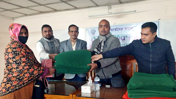 চাঁপাইনবাবগঞ্জে শীতার্তদের মাঝে কম্বল বিতরণ