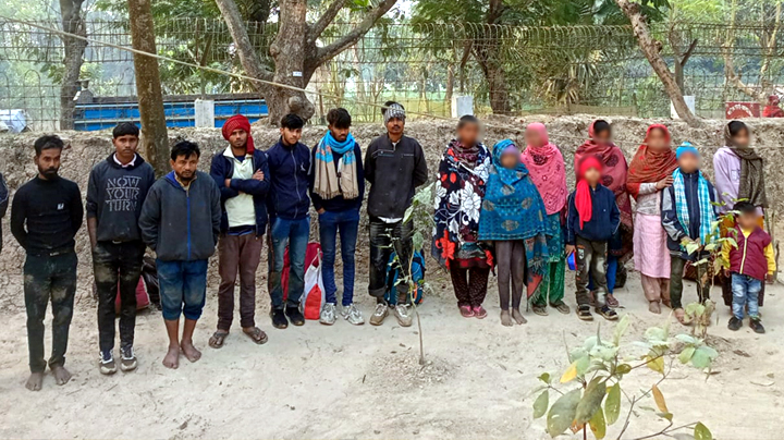 চাঁপাইনবাবগঞ্জ সীমান্তে ১৭ জনকে পুশ-ইন