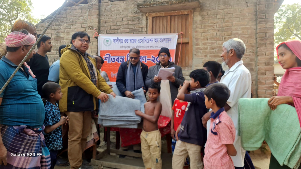 পদ্মার ভাঙন কবলিত এলাকায় কম্বল বিতরণ