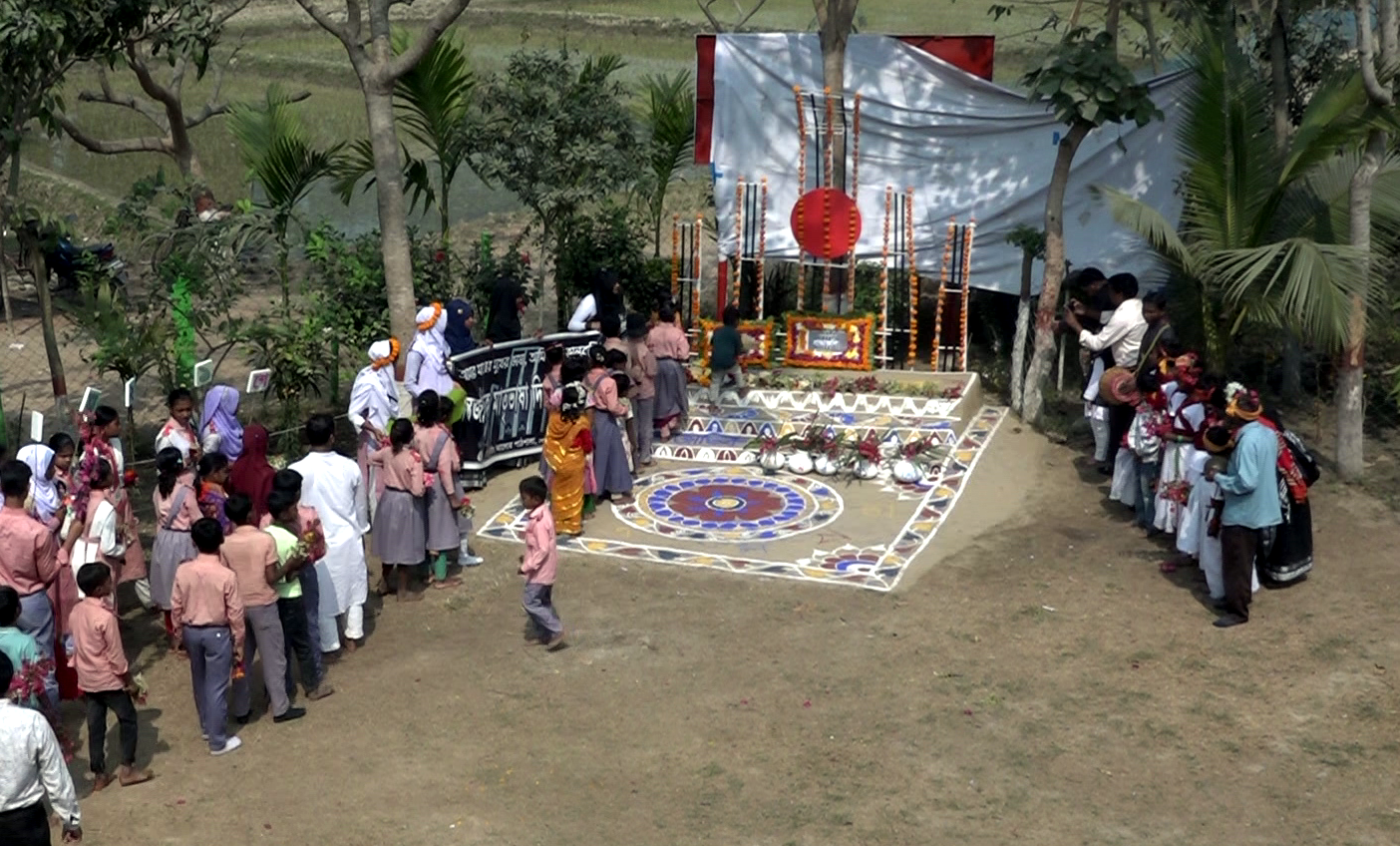 বাঁশ-কঞ্চির শহিদ মিনারে বুনো ফুলে শ্রদ্ধা শিশু শিক্ষার্থীদের