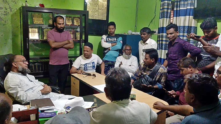 শিবগঞ্জে ভিজিএফের চাল না পেয়ে ইউপি চেয়ারম্যানকে অবরুদ্ধ
