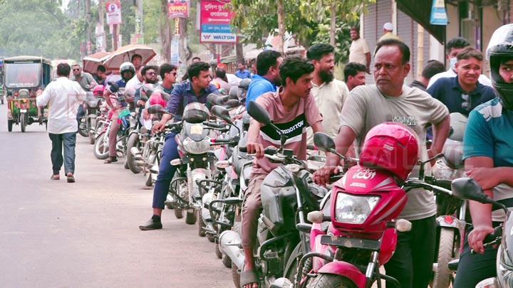 সোয়া চার লিটার তেল সংগ্রহে আসতে পুড়ছে এক লিটার