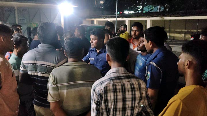 চাঁপাইনবাবগঞ্জে ট্রাক চাপায় কিশোর নিহত, প্রতিবাদে সড়ক অবরোধ