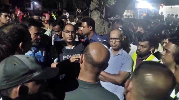 ইউনিয়ন পরিষদ ও চেয়ারম্যানের বাড়ির সংযোগ বিচ্ছিন্ন করায় পল্লী বিদ্যুৎ অফিসে ভাঙচুর