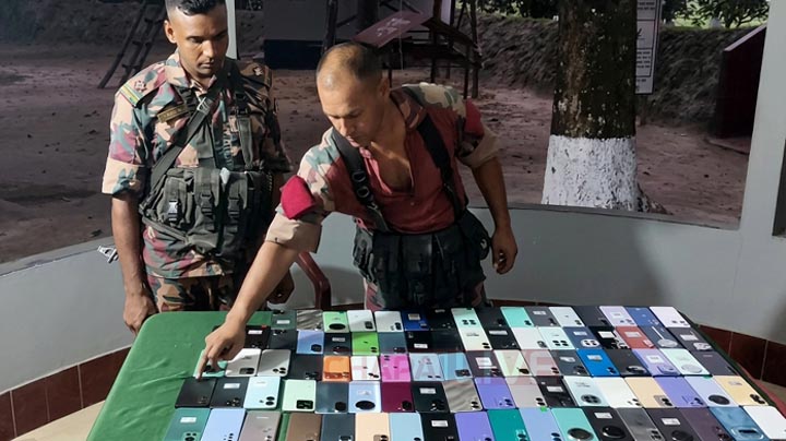 চাঁপাইনবাবগঞ্জ সীমান্তে ২৮ লাখ টাকা মূল্যের ৮৮টি অবৈধ স্মার্টফোন জব্দ