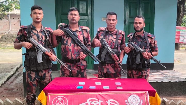 শিবগঞ্জ সীমান্তে ভারতীয় স্মার্টফোন জব্দ