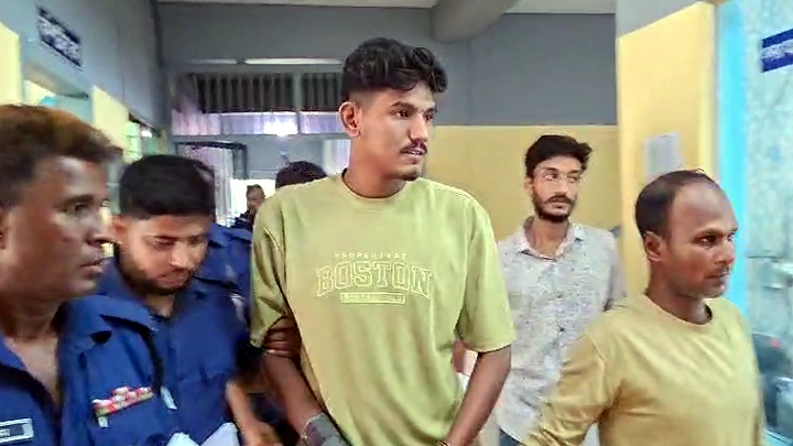 মধ্যরাতে রাব্বিকে নিয়ে অভিযানে পুলিশ, মিলল ‘বিস্ফোরক-মাদক’