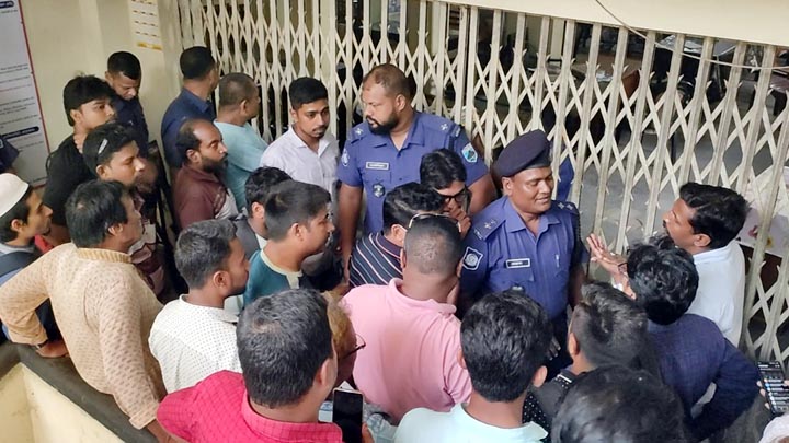 আইনজীবী সমিতিতে সালিশকে ঘিরে দুই পক্ষের মারামারি, সাংবাদিক লাঞ্ছিত
