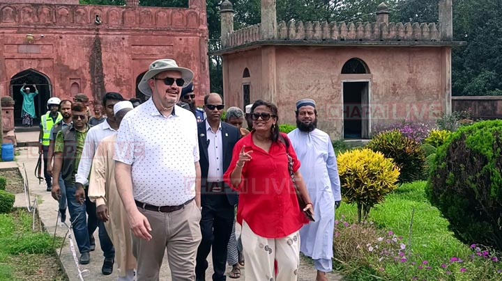 হঠাৎ করেই চাঁপাইনবাবগঞ্জ ঘুরে গেলেন মার্কিন রাষ্ট্রদূত ব্রেন্ট টি. ক্রিস্টেনসেন