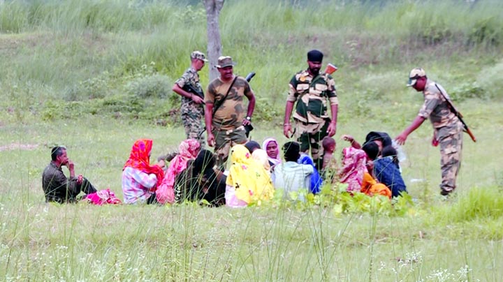 চাঁপাইনবাবগঞ্জ সীমান্তে পুশ ইনে ব্যর্থ হয়ে ২০ জনকে ফিরিয়ে নিলো বিএসএফ