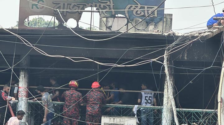 চাঁপাইনবাবগঞ্জের নিউ মার্কেটে আগুন, পুড়ল দুই কোটি টাকার পোশাক