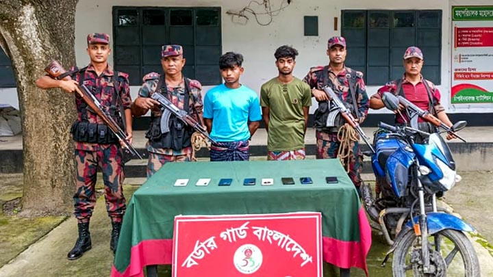চাঁপাইনবাবগঞ্জ সীমান্তে ভারতীয় মোবাইল ফোনসহ গ্রেপ্তার ২