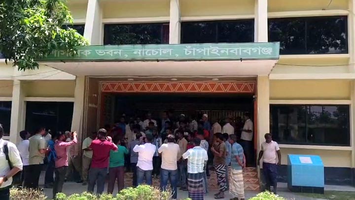 নাচোল ইউএনও অফিসে তালা দিলো বিএনপির নেতাকর্মীরা