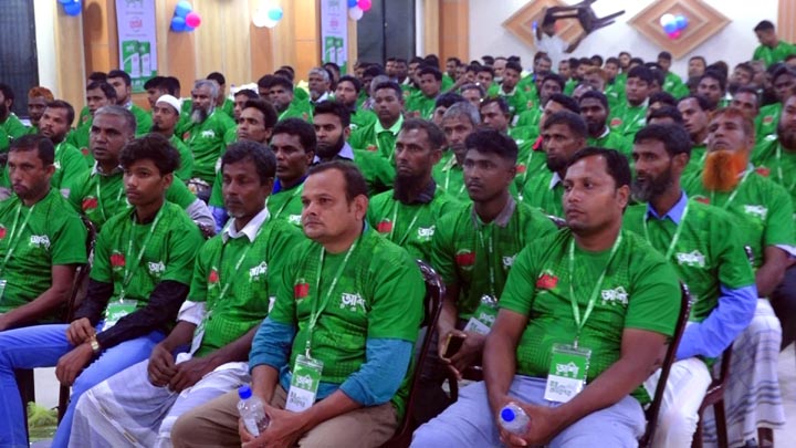 অনুষ্ঠানে উপস্থিত নির্মাণ কারিগররা