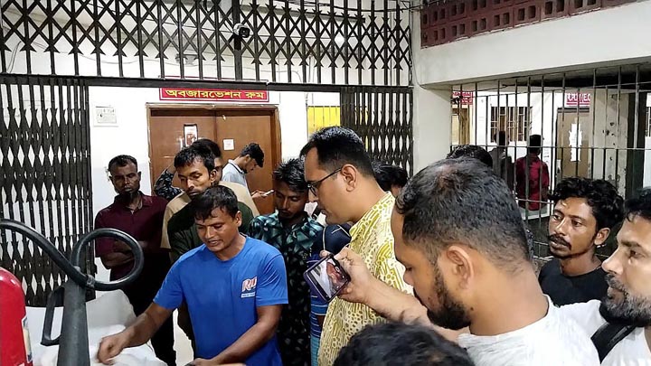 নাটোরে চেম্বারে ঢুকে চিকিৎসককে কুপিয়ে হত্যা